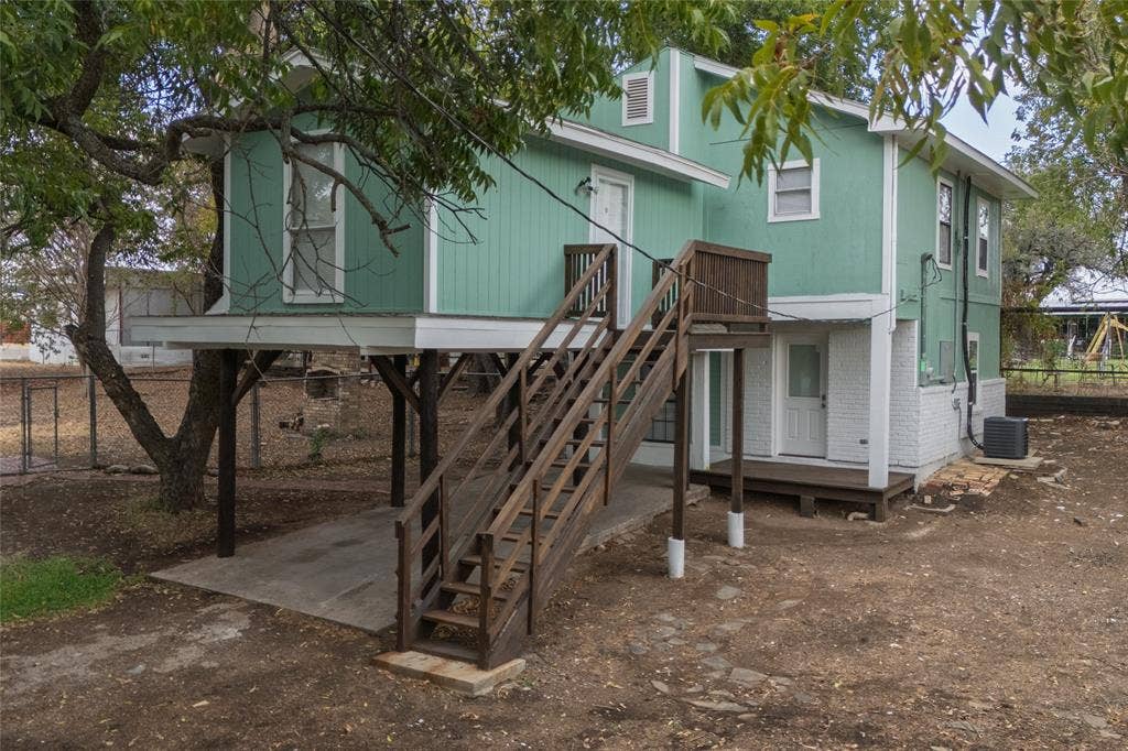 1032 W Oak Street, Weatherford, TX 76086