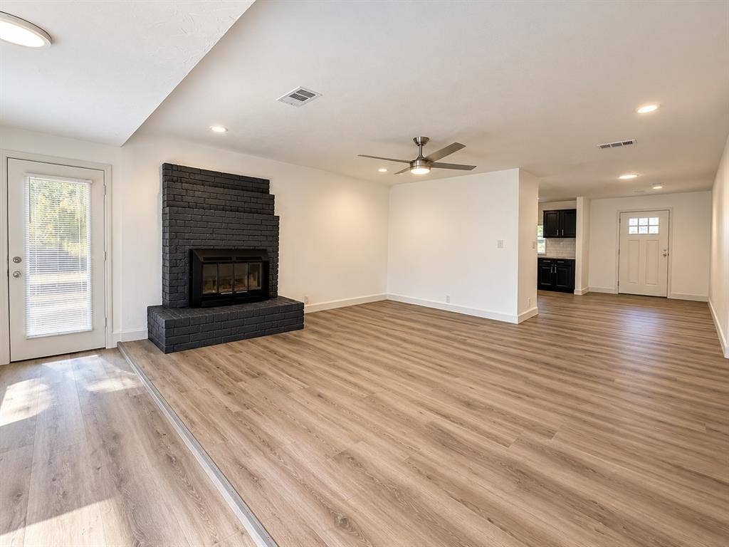1032 W Oak Street, Weatherford, TX 76086