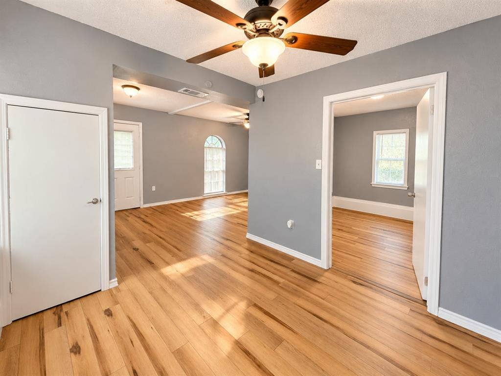 1032 W Oak Street, Weatherford, TX 76086