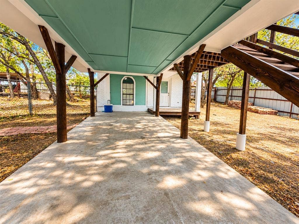 1032 W Oak Street, Weatherford, TX 76086