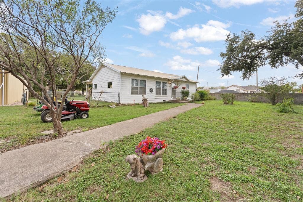 3320 B N Main Street, Cleburne, TX 76033
