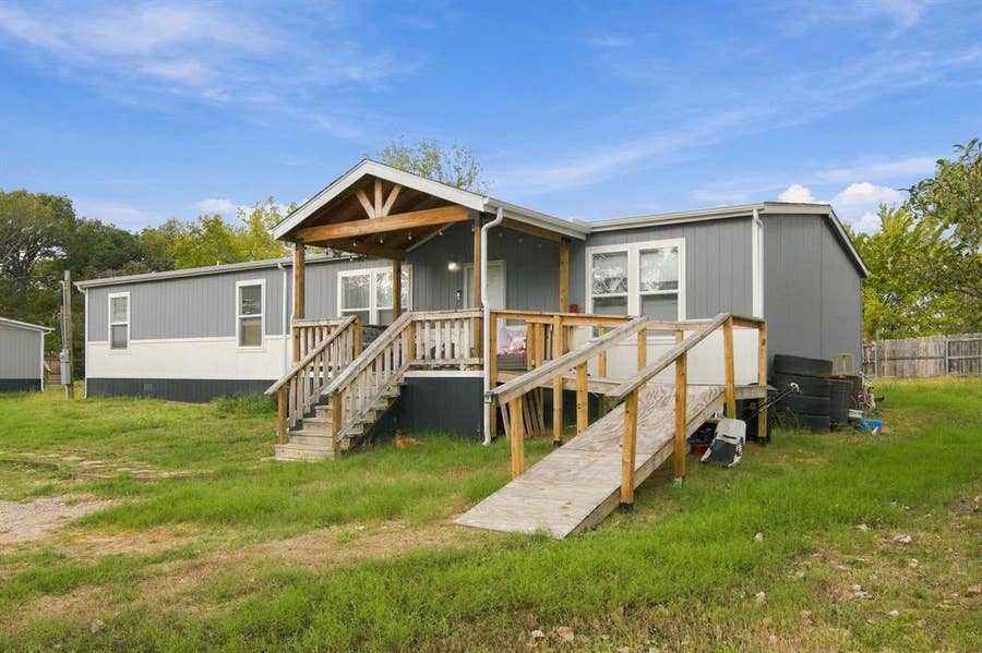 Property photo for 138 Kelly Court, Azle, TX