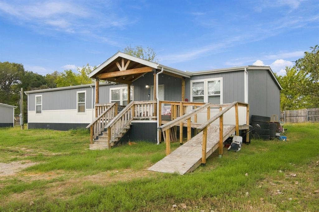 138 Kelly Court, Azle, TX 76020 138 Kelly Court, Azle, TX 76020