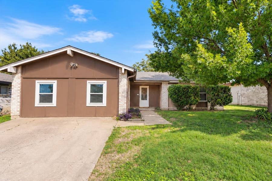 Property photo for 1117 High Point Road, Arlington, TX