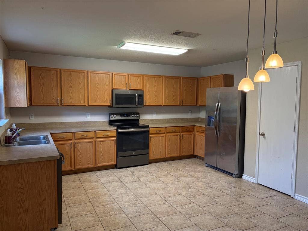 7961 Meadow Spring Lane, Fort Worth, TX 76120