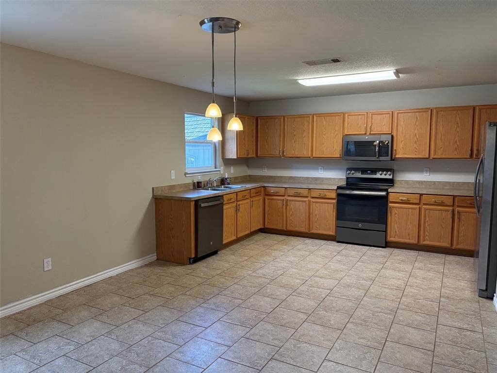 7961 Meadow Spring Lane, Fort Worth, TX 76120