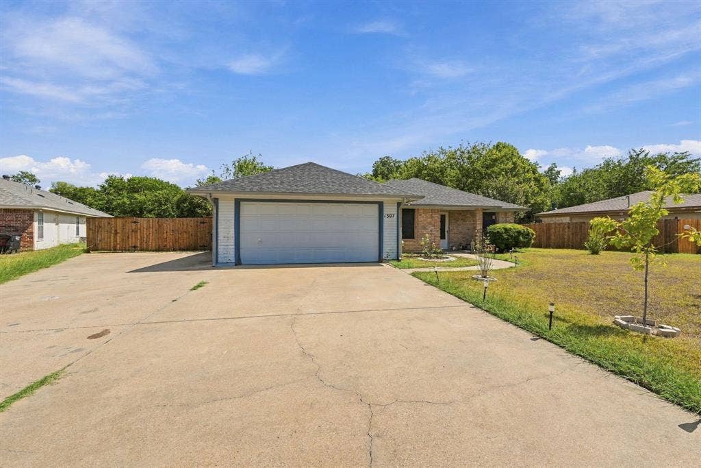 1307 Berry Drive, Cleburne, TX 76033 1307 Berry Drive, Cleburne, TX 76033