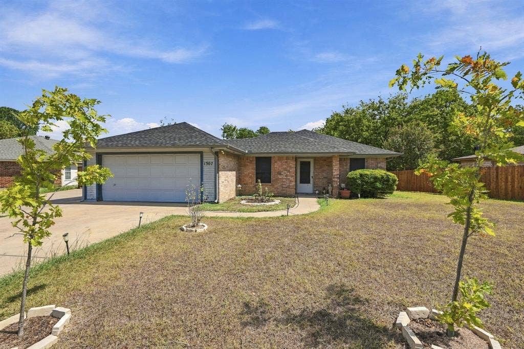 1307 Berry Drive, Cleburne, TX 76033 1307 Berry Drive, Cleburne, TX 76033