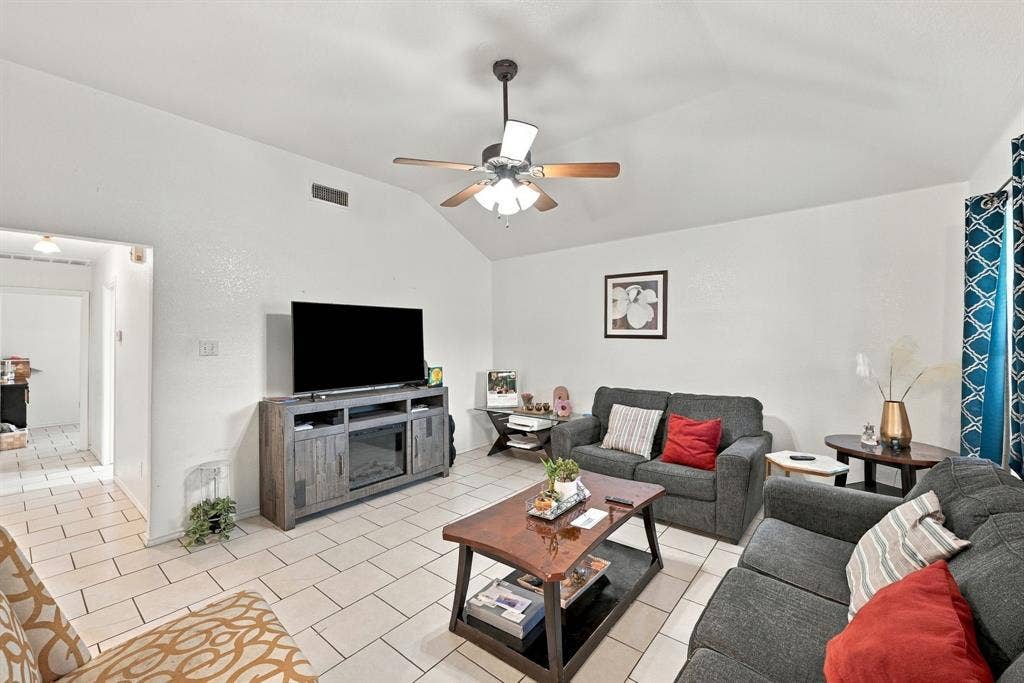 1307 Berry Drive, Cleburne, TX 76033 1307 Berry Drive, Cleburne, TX 76033