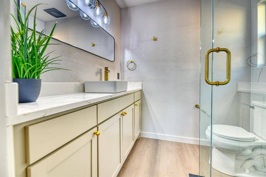 2305 Fenestra Drive, Dallas, TX 75228