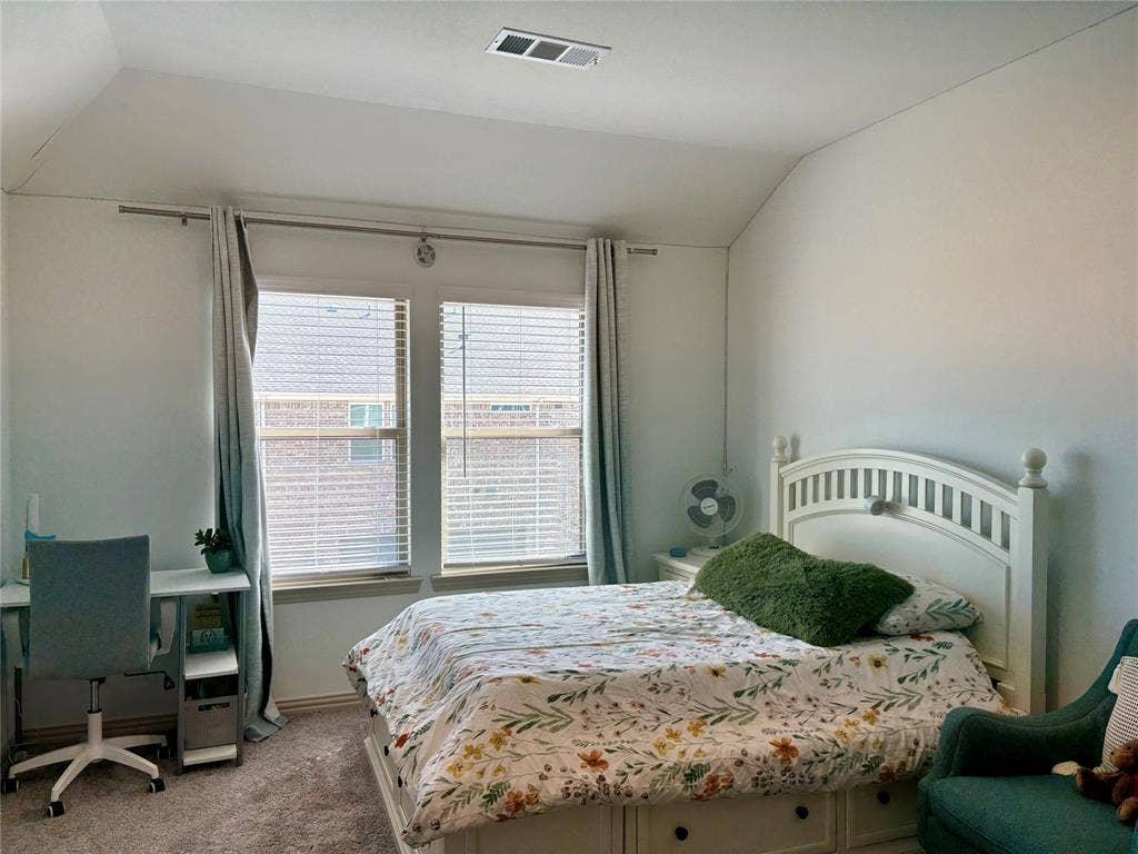 9096 Phoebe Road, Frisco, TX 75035 Vaulted ceiling and dual windows with blinds