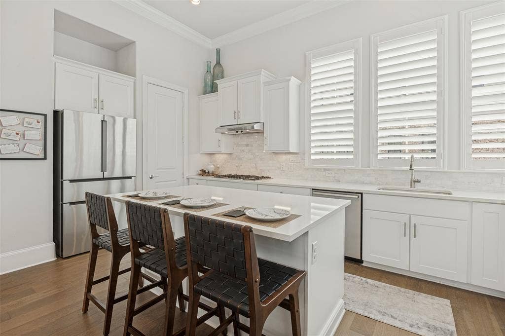 617 Dalton Lane, Irving, TX 75039