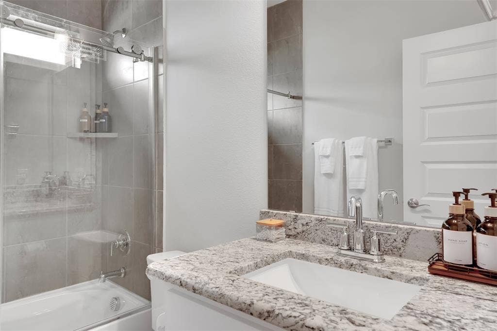 Full bath with vanity and washtub / shower combination