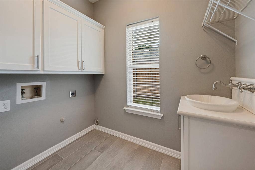 Look at the designer sink in this room!