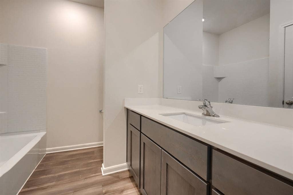 2030 Belmont Drive, Seagoville, TX 75159 Hall Bath