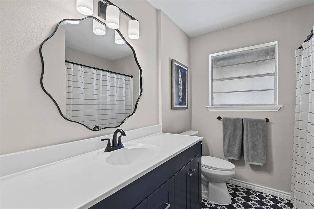 116 San Jacinto Street, Waxahachie, TX 75165 Hall Bath
