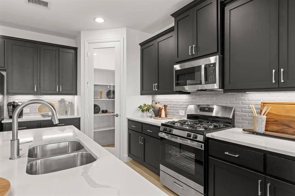 16. 2146 Bloombury - Kitchen (3) - Copy - Copy - Copy.JPG
