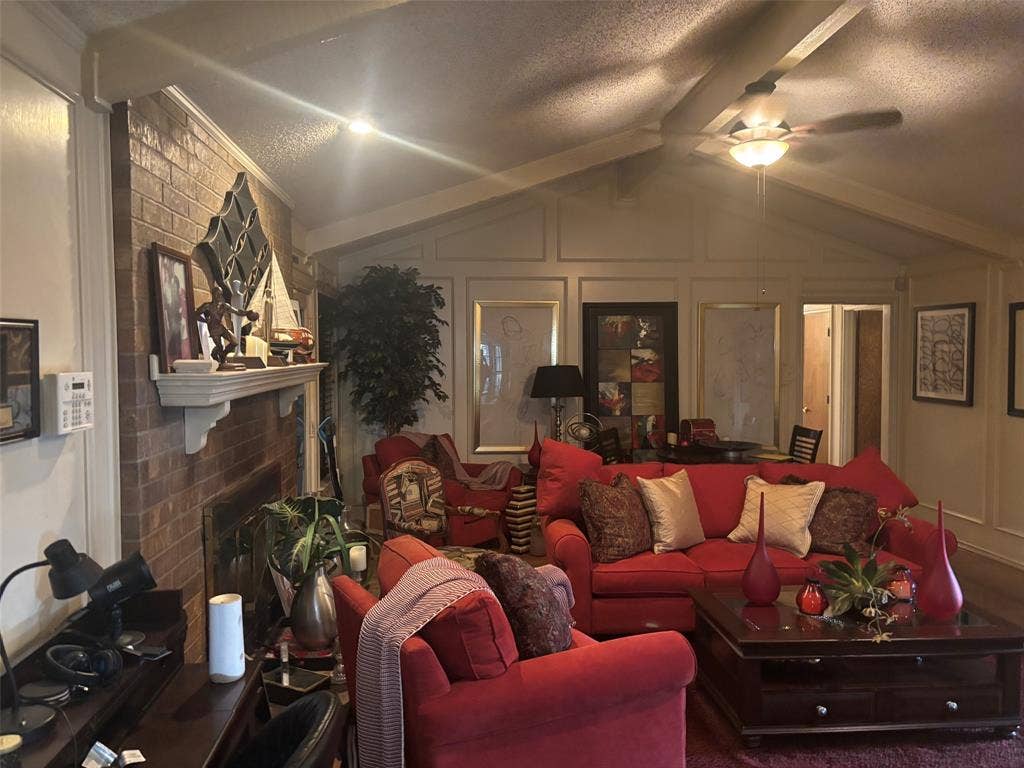 1335 Briarmeade Drive, Duncanville, TX 75137 Living room