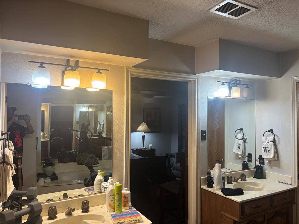1335 Briarmeade Drive, Duncanville, TX 75137 Primary Bath Vanities