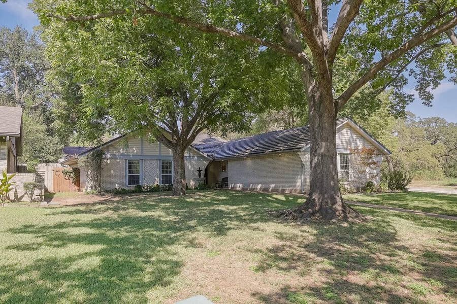 Property photo for 2001 Heather Way Drive, Arlington, TX