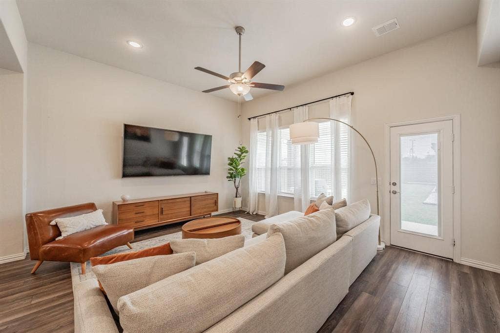 2725 Henson Lane, Garland, TX 75040 2725 Henson Lane, Garland, TX 75040