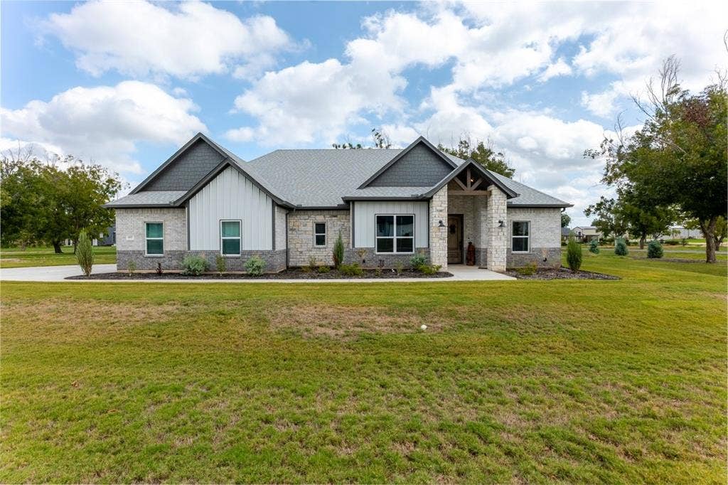 6015 Bonanza Drive, #D, Granbury, TX 76049