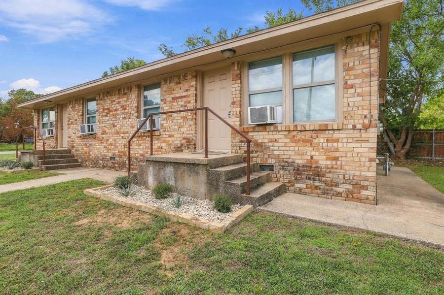 Property photo for 701 W Hull Street, Denison, TX