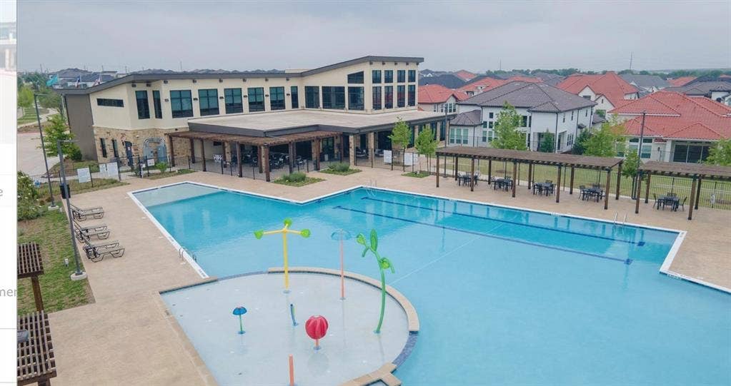 12173 Deer Trail, Frisco, TX 75035 Community recreation facility featuring a swimming pool, an integrated splash pad, and multiple covered pergola structures