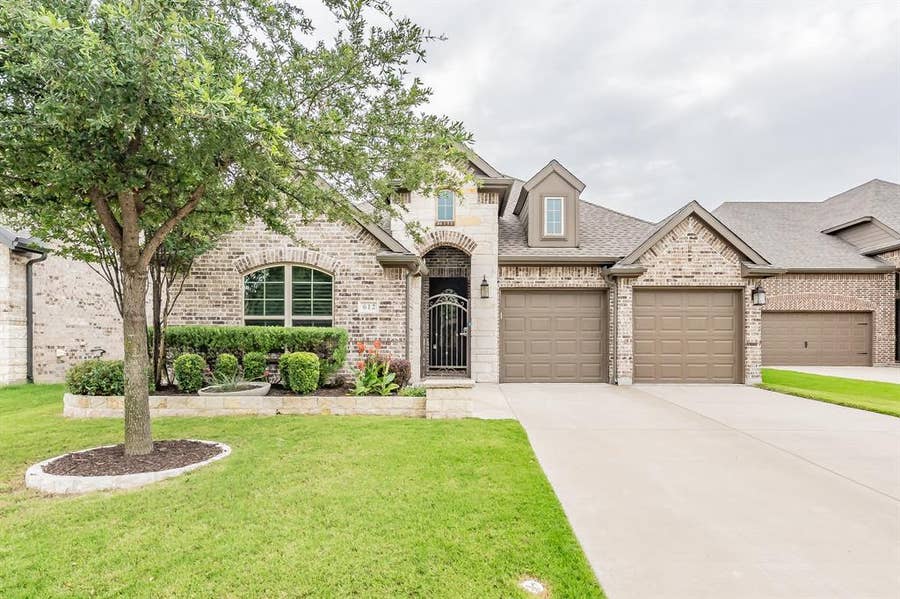 Property photo for 612 Rawlins Lane, Fort Worth, TX