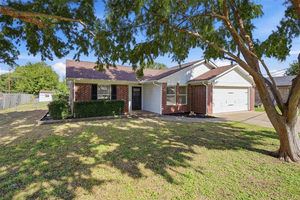 706 Shady Grove Drive, Granbury, TX 76049