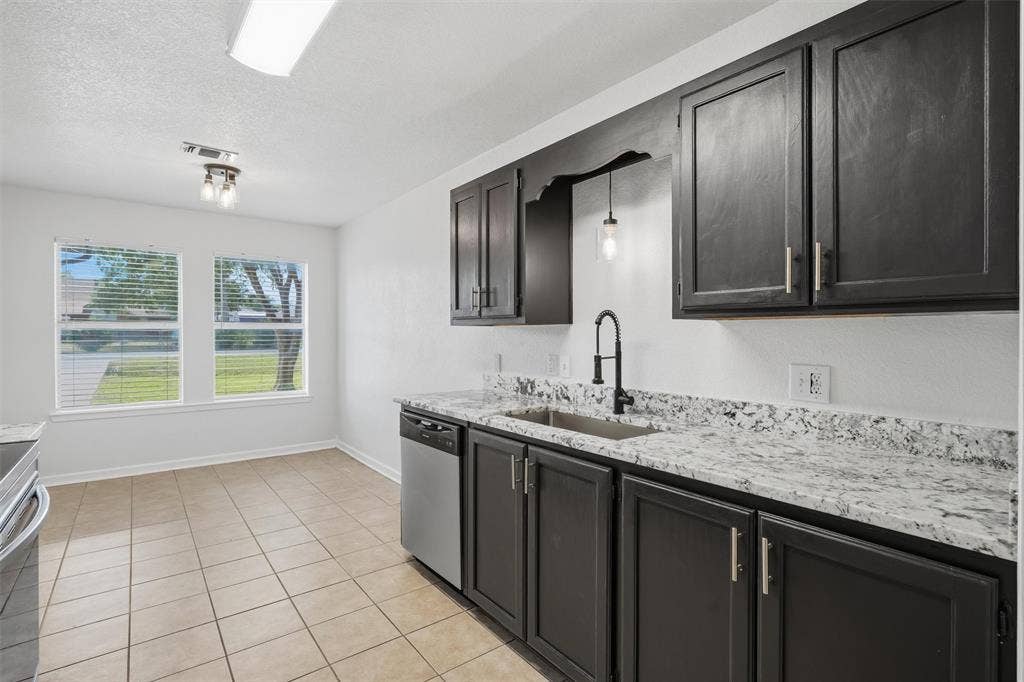 706 Shady Grove Drive, Granbury, TX 76049