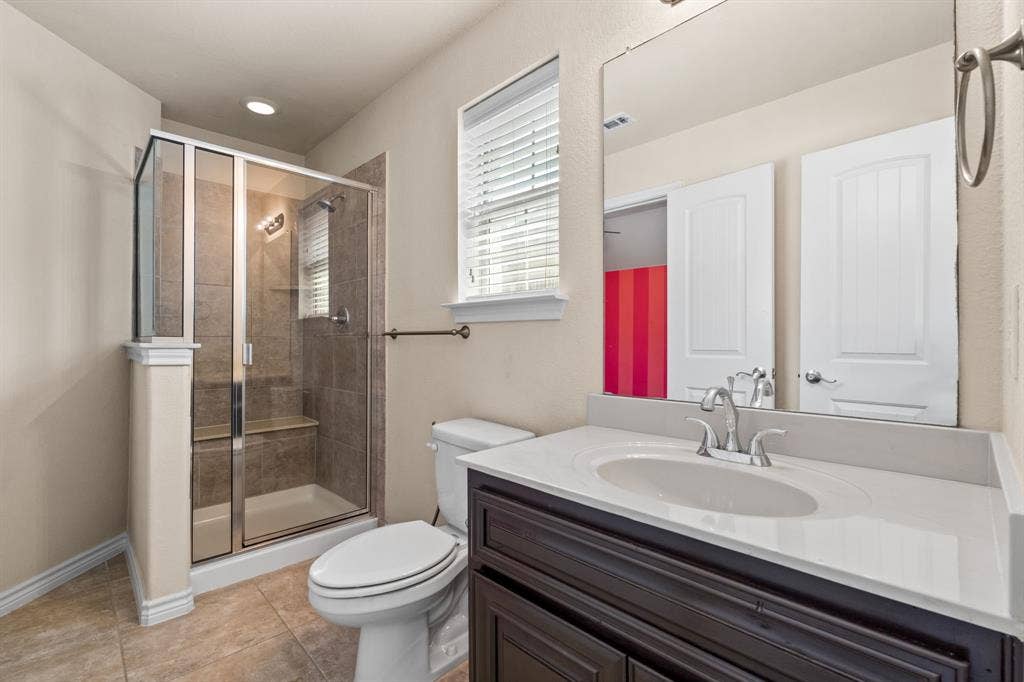 10437 Chantry Lane, Frisco, TX 75035 Secondary Bath