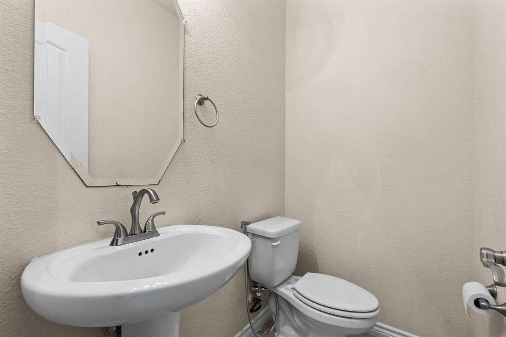 10437 Chantry Lane, Frisco, TX 75035 Powder Bath