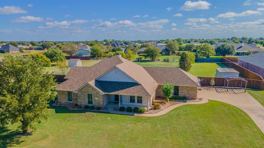 Property photo for 2750 N Mockingbird Lane, Midlothian, TX