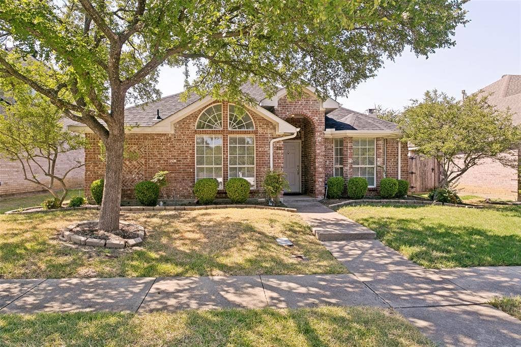 Charming 3 bdrm, 2 full bath house with many updates!