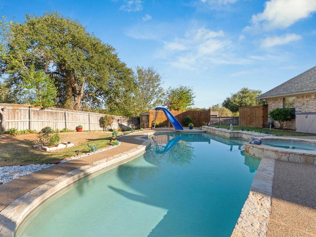 3103 Rim Rock Court, Granbury, TX 76049 Sparking pool with spa and water feature