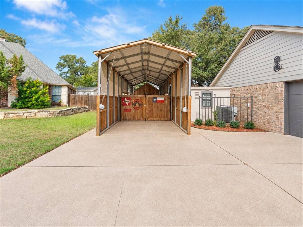 3103 Rim Rock Court, Granbury, TX 76049 Covered RV parking