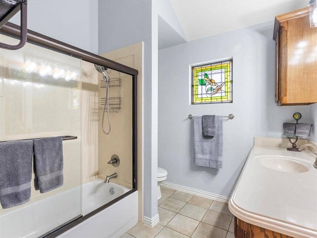 3103 Rim Rock Court, Granbury, TX 76049 Secondary bath