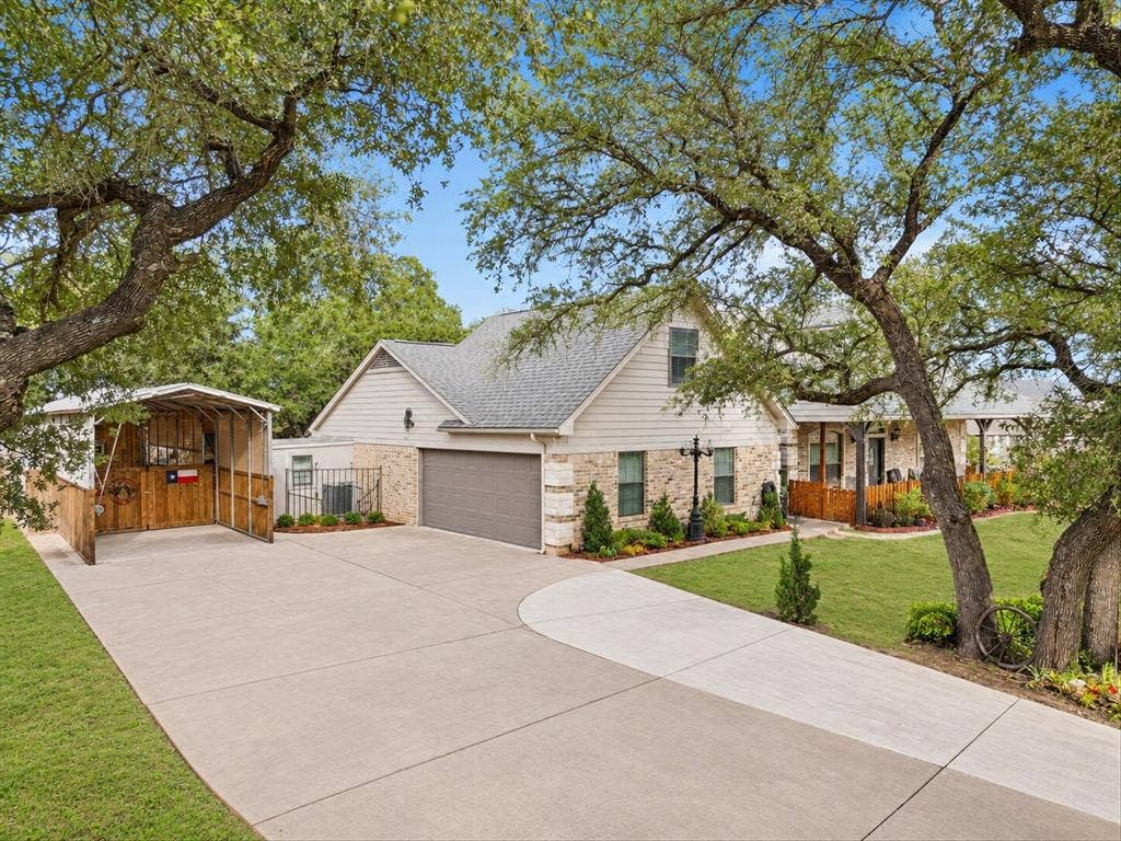 3103 Rim Rock Court, Granbury, TX 76049 Plenty of parking