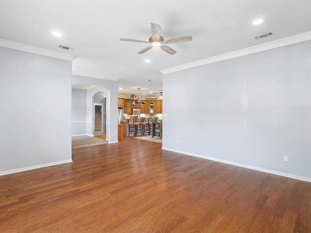 3103 Rim Rock Court, Granbury, TX 76049 Living room with view into kitchen area
