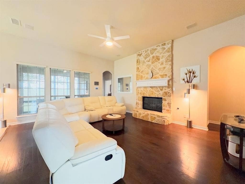 717 Keswick Drive, DeSoto, TX 75115