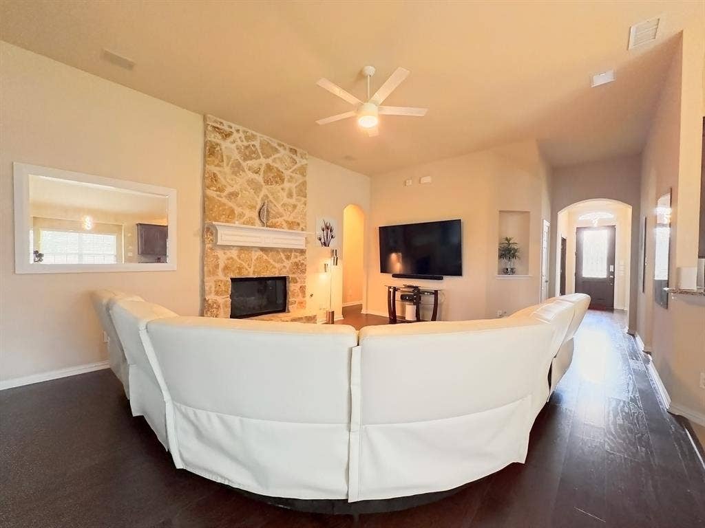717 Keswick Drive, DeSoto, TX 75115