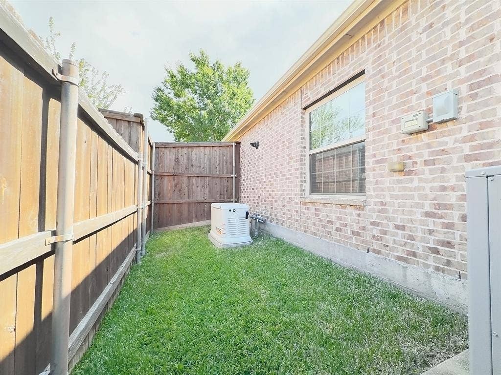 717 Keswick Drive, DeSoto, TX 75115