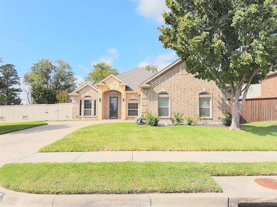Property photo for 717 Keswick Drive, DeSoto, TX