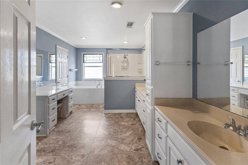 5795 Spillane Street, Nevada, TX 75173 Primary bathroom