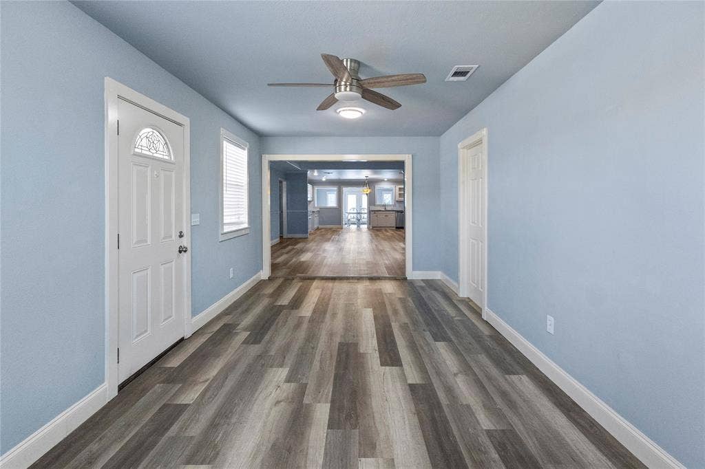 5795 Spillane Street, Nevada, TX 75173 Parlor room view into the home