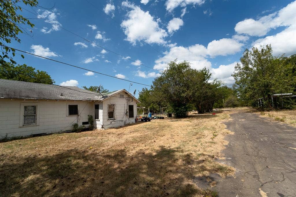 304 Lawrence Street, Talco, TX 75487