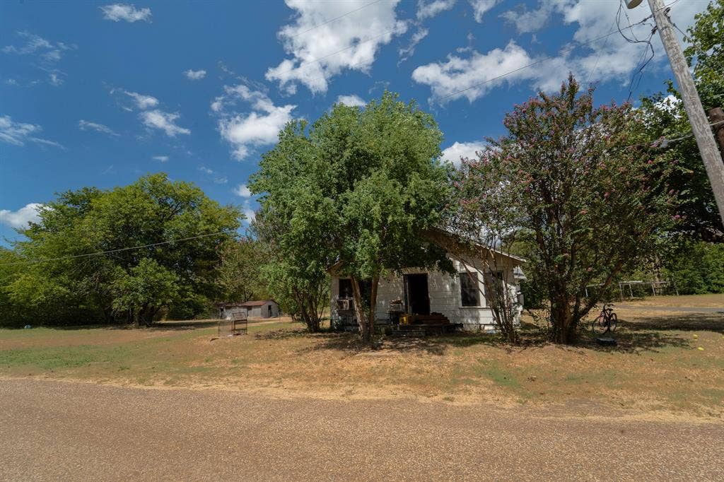 304 Lawrence Street, Talco, TX 75487