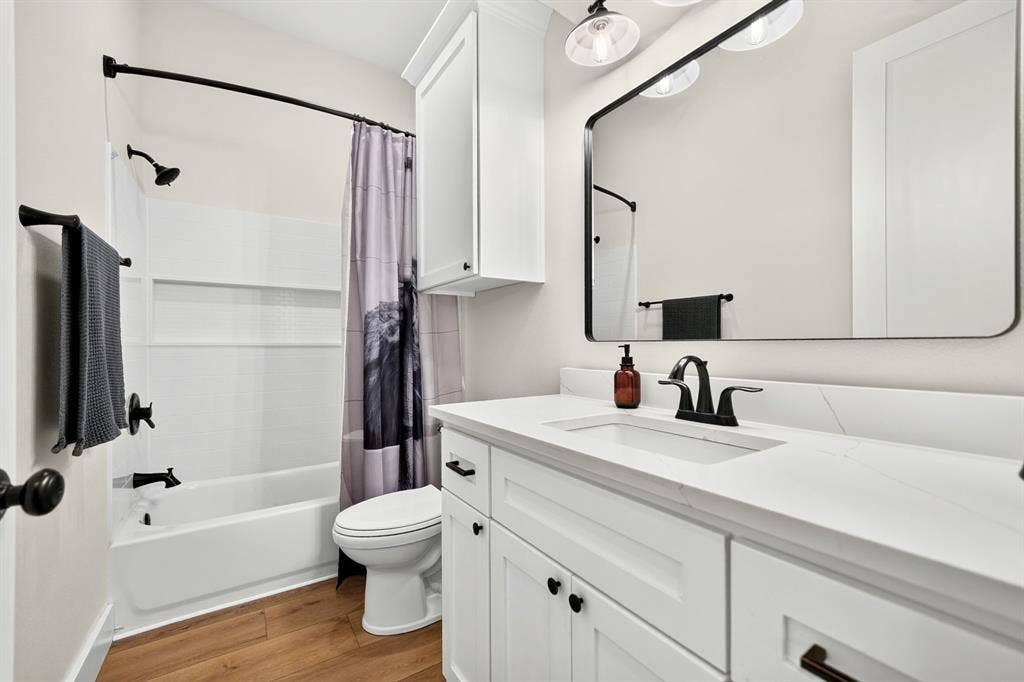 419 US Highway 175 W, Eustace, TX 75124 Guest/Hall Bathroom