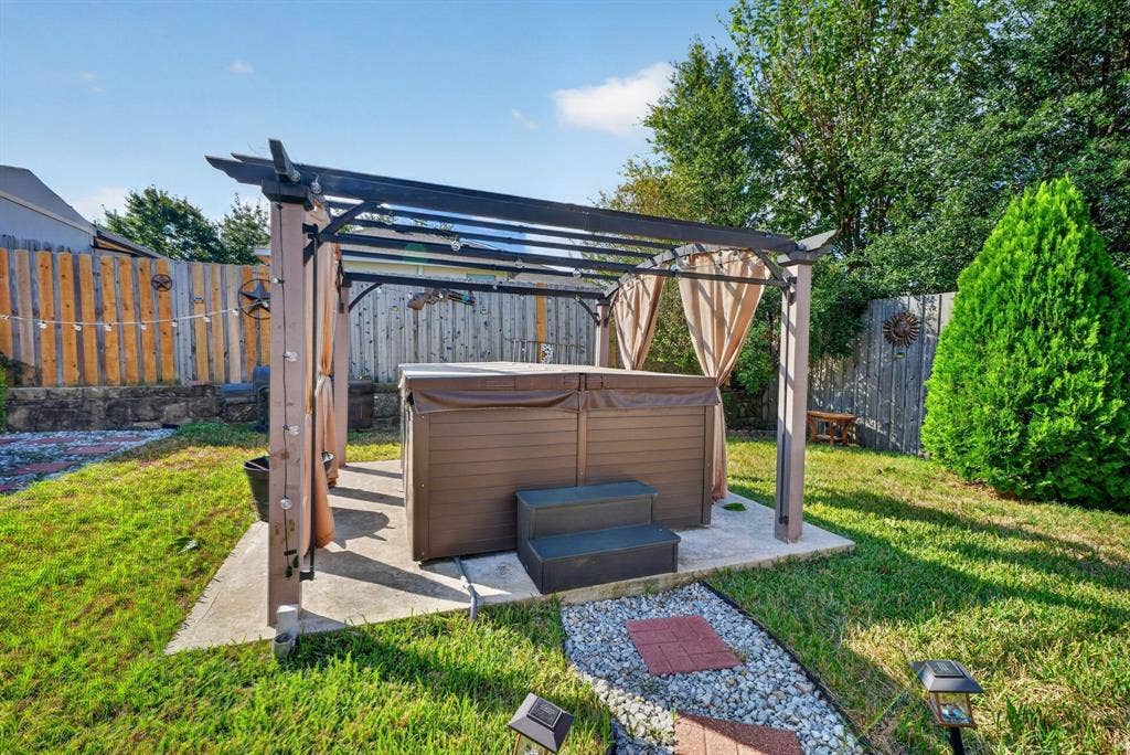 2832 Trailhouse Drive, Dallas, TX 75237